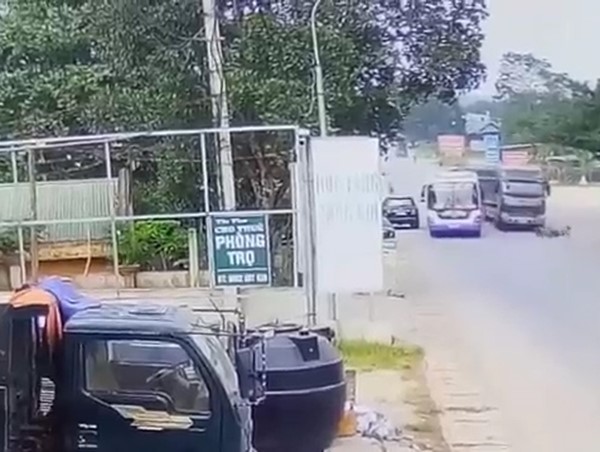 Video: Phóng xe theo kiểu tự sát, tài xế xe máy nhận cái kết thảm khốc