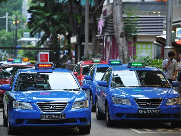 Bất ngờ khi tài xế taxi truyền thống được lòng hành khách hơn công nghệ, vì sao?