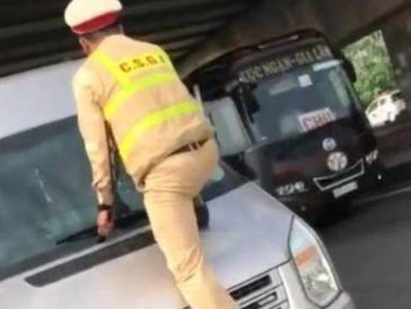 Phạt hơn 2 triệu đồng lái xe khách đẩy CSGT lên đầu xe