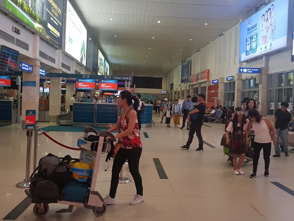 Khách “cầm nhầm” túi bỏ quên chứa toàn dép cũ