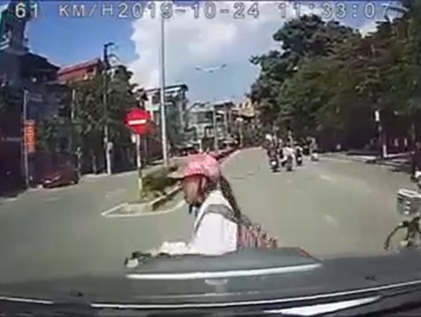 Clip: Ô tô chạy tốc độ cao tông bay nữ sinh đi xe điện sang đường