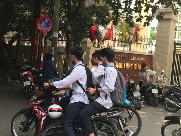 Học sinh trung học ở Thủ đô thản nhiên đi xe máy đến trường