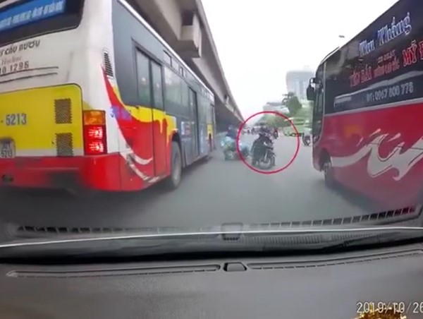 Video: Vượt ẩu, tài xế xe máy suýt mất mạng khi ngã trước đầu xe buýt