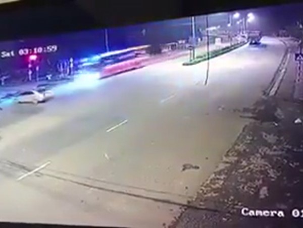 Clip: Xe khách chạy tốc độ 'tên bắn' gây ra tai nạn thảm khốc ở Nghệ An