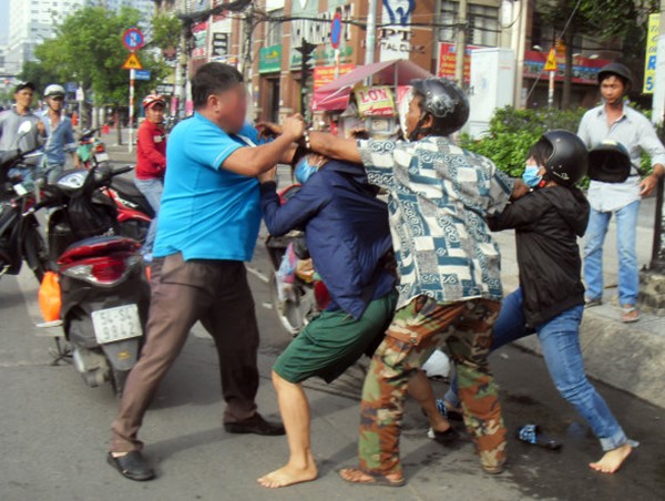 Xô xát sau va chạm trên đường: Bạo lực phô bày sự yếu đuối 
