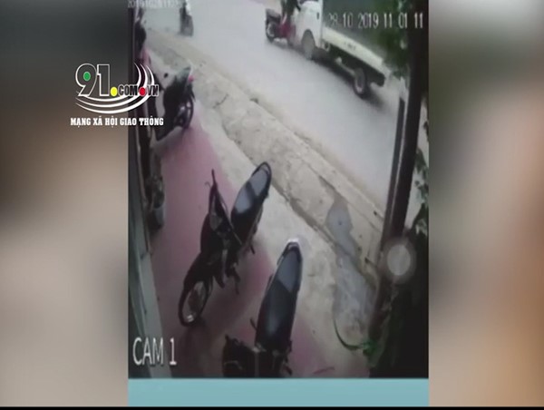 Clip: Kinh hoàng cảnh xe máy lao trực diện đầu ô tô, tài xế nguy kịch