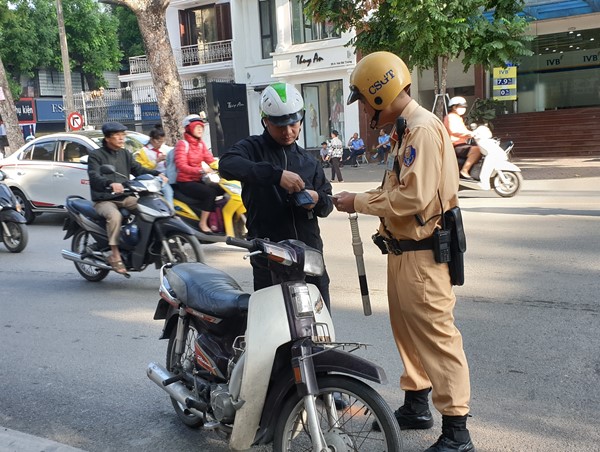 Hà Nội: Hơn 800 người đi xe máy vượt đèn đỏ trên phố cổ bị xử phạt