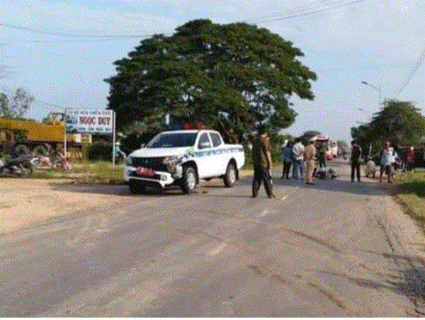 Va chạm với ô tô của CSGT, một phụ nữ bị thương nặng