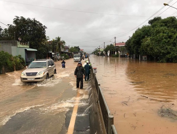 Hàng không, đường bộ gần như tê liệt ở Nam Trung Bộ do bão số 5