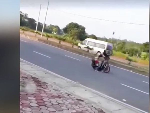 Clip: Hai thanh niên liều lĩnh bốc đầu xe, nhận ngay hậu quả 
