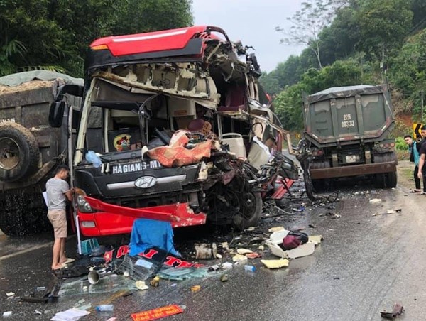 Xe khách biến dạng sau va chạm với xe container, nhiều người nhập viện cấp cứu