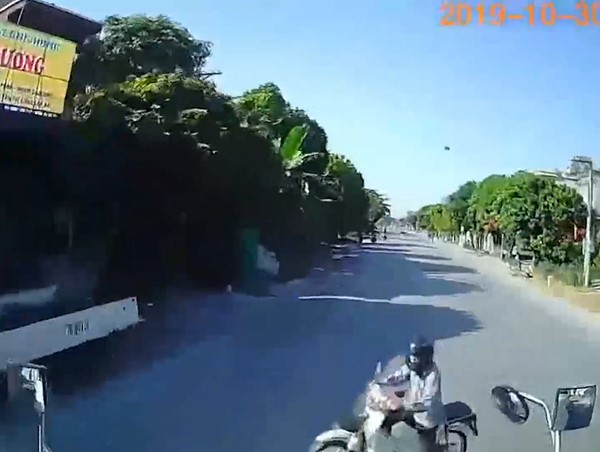 Clip: Liều lĩnh “cắt” ngang đầu xe, người đàn ông chết thảm dưới bánh xe container 