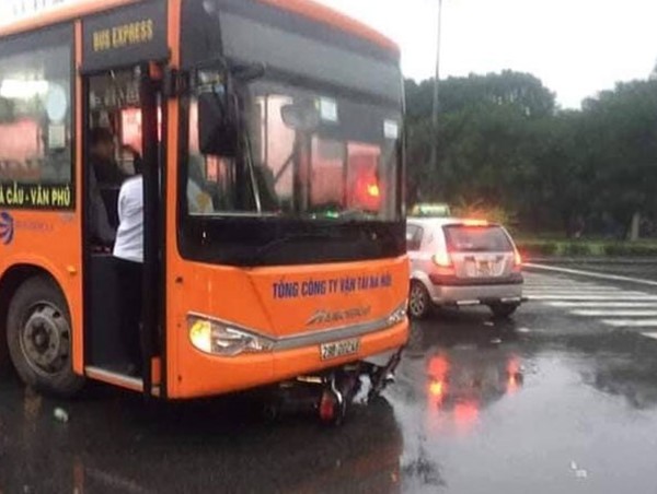 Chở 3 người trên xe máy, nam thanh niên tông vỡ kính xe buýt