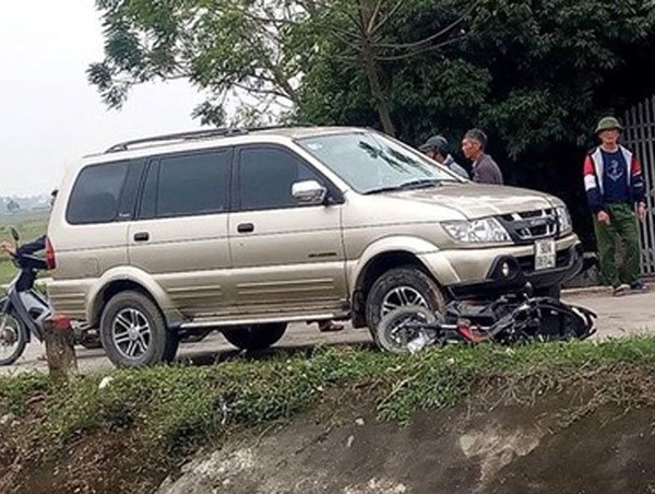 Va chạm với xe ô tô 7 chỗ, nữ sinh tử vong trên đường tới trường