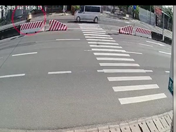 Clip: Đi ngược chiều rồi sang đường bất cẩn, người phụ nữ bị ô tô tông tử vong