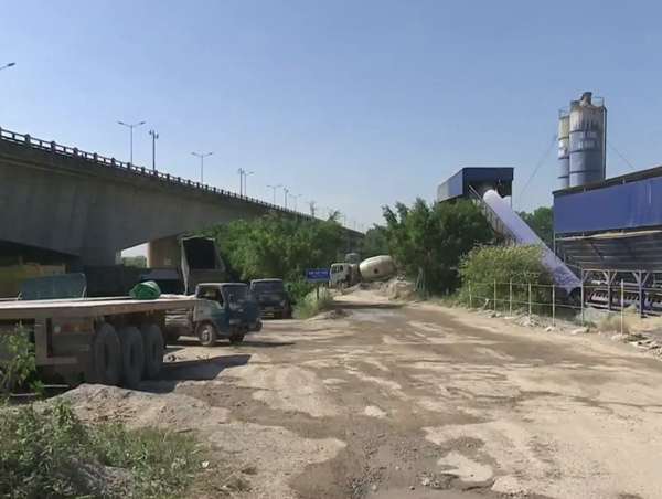 Khu vực gầm cầu Thanh Trì đang bị chiếm dụng trái quy định pháp luật