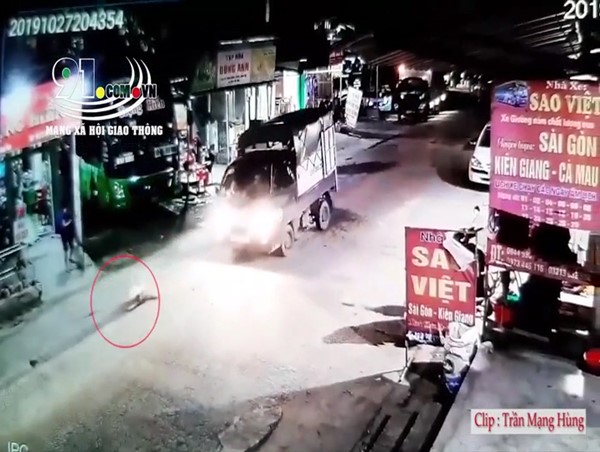 Clip: Thót tim cảnh bé gái chạy sang đường bị xe tải tông trúng