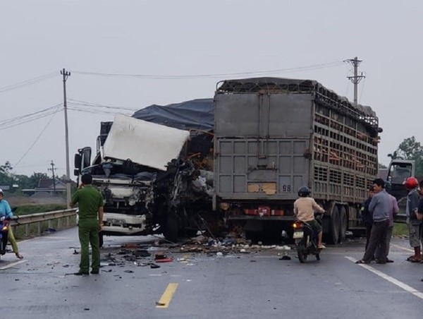 Xe tải đâm nhau lúc rạng sáng, 2 tài xế cùng phụ xe bị thương nặng
