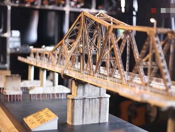 Độc đáo mô hình cầu Long Biên thu nhỏ