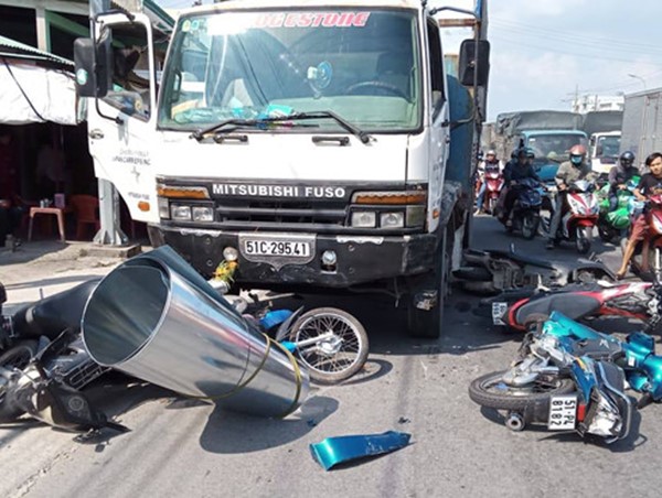 Tai nạn xe máy dừng đèn đỏ: Khi “con voi chui lọt lỗ kim”