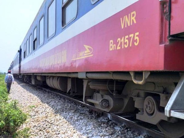Nhân viên gác chắn bị tàu hỏa đâm tử vong khi đang về nhà