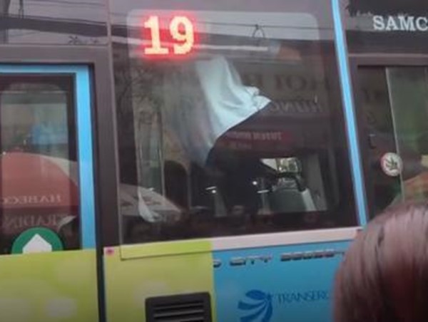 Clip: Tài xế xe buýt và lái xe GrabBike chốt cửa đánh nhau sau va chạm giao thông 