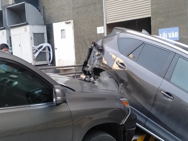 Hà Nội: Lexus hạng sang mất lái tông hàng loạt ô tô