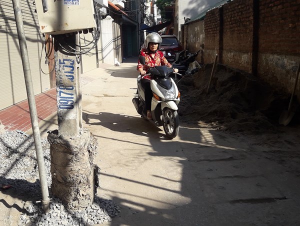 Cột điện “chềnh ềnh” giữa đường ở Hà Nội, người dân bức xúc