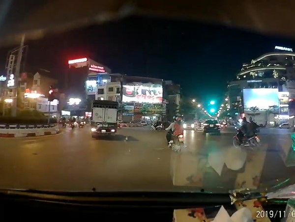 Video: Ô tô bất ngờ rồ ga đâm đổ cột đèn giao thông giữa phố Hà Nội