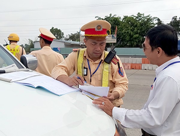 Tổng kiểm soát xe tải, xe khách trên cao tốc TP HCM – Trung Lương