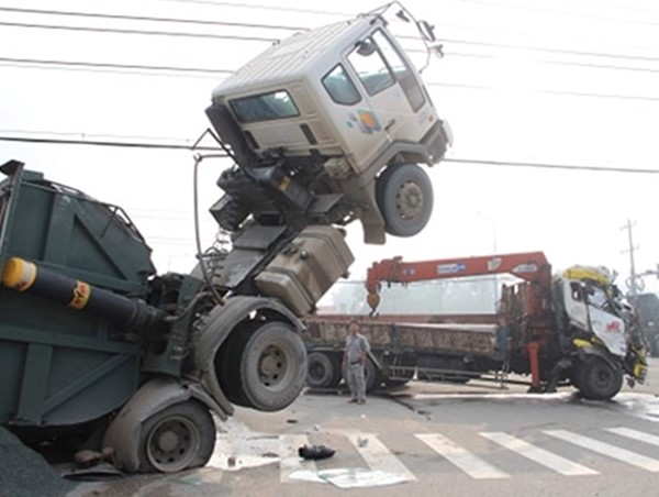 Video: Xe tải và xe Ben “đối đầu” kinh hoàng, hai người nguy kịch