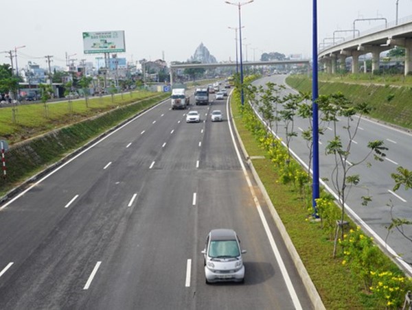 Thông xe nút giao giải cứu kẹt xe khu Đông TPHCM