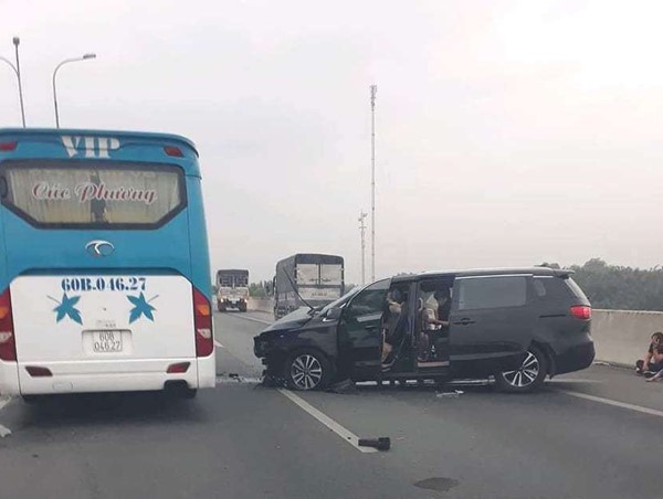 Ô tô mất lái tự đâm vào dải phân cách trên cao tốc, 3 người bị thương