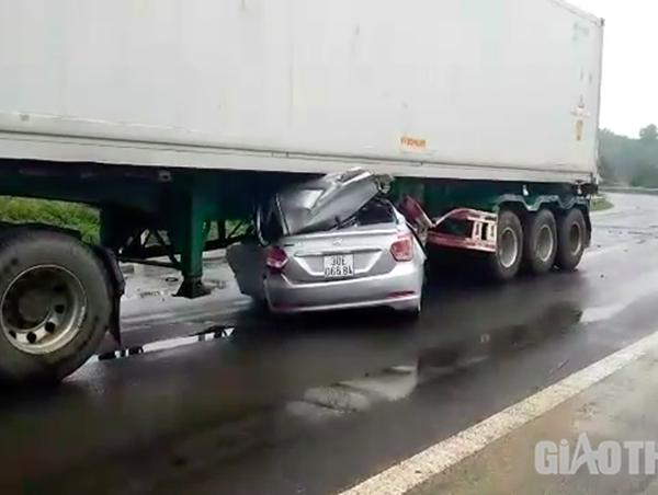 Ô tô biển số Hà Nội chui gầm xe container, 2 người tử vong mắc kẹt trong xe