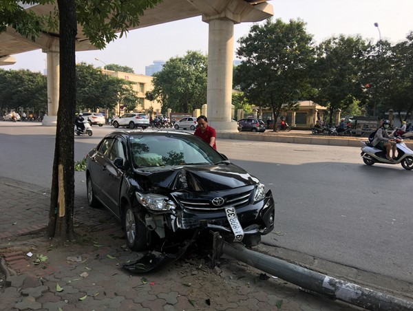 Đạp nhầm chân ga, tài xế đâm đổ cột đèn trên phố Hà Nội