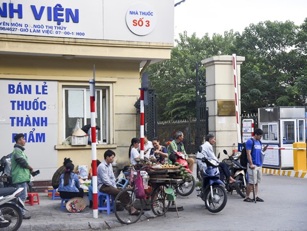 “Điểm đen” ùn tắc giao thông tại cổng bệnh viện, trường học