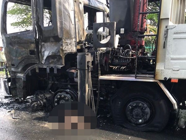 Bị kéo lê dưới gầm xe tải, thi thể người đàn ông cháy đen