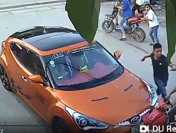 Sang đường ẩu đâm vào ô tô, nam thanh niên đi xe máy bị đánh tới tấp
