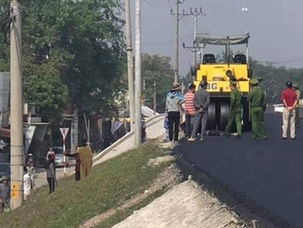 Truy tìm tài xế xe lu cán chết người đàn ông đi bộ trên đê