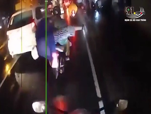 Clip: Áo mưa cuốn vào bánh xe máy, người phụ nữ ngã lộn nhào xuống đường