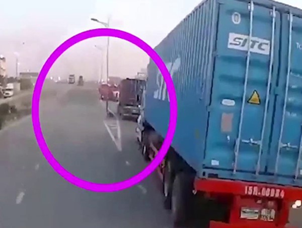 Clip: Tạt đầu container, thanh niên lao vào dải phân cách