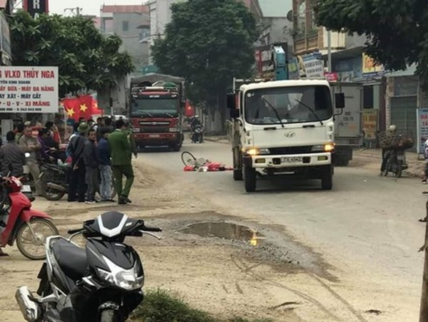 Va chạm với xe tải tại điểm đen giao thông, bà cụ đi xe đạp tử vong thương tâm