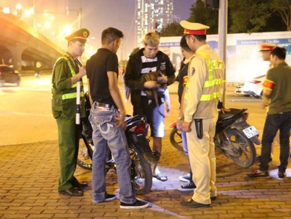 Những liệu pháp mạnh “nâng” ý thức chấp hành pháp luật giao thông