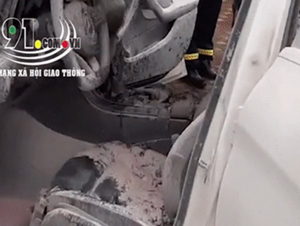 Hà Nội: Xế hộp tự bốc cháy, nội thất bên trong bị thiêu rụi