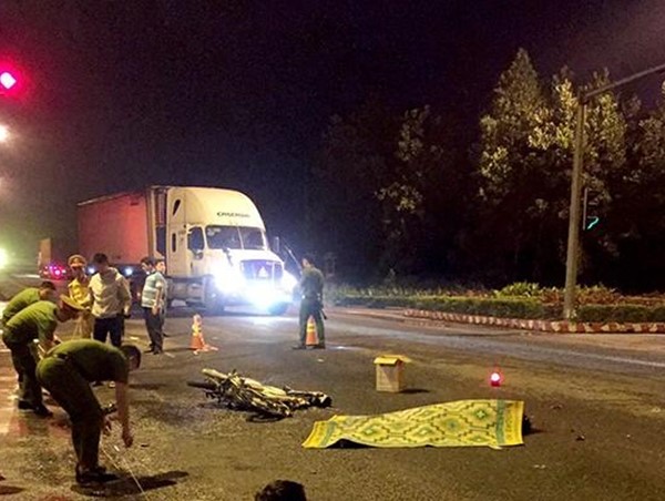 Vượt đèn đỏ, nam sinh bị container tông tử vong