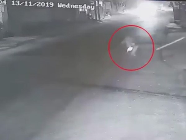 Clip: Xe tải chạy lấn làn, tông trúng người đi xe máy rồi bỏ chạy