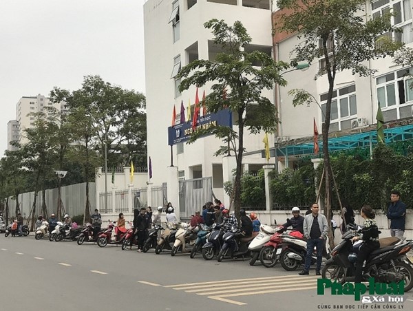 Hà Nội: Phụ huynh xếp hàng thẳng tắp chờ đón con
