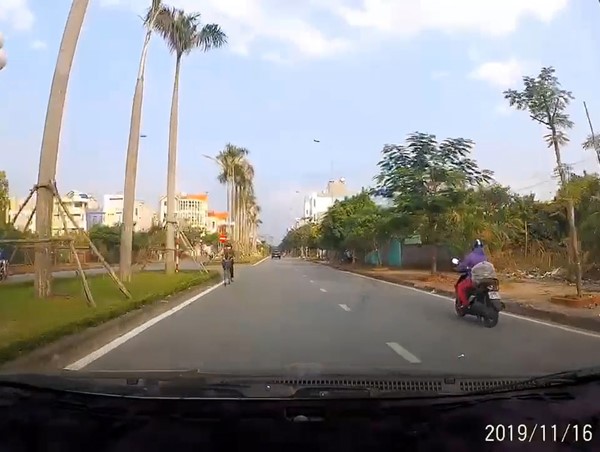 Video: 'Ninja' xe đạp hiên ngang chạy ngược chiều mặc ô tô bấm còi inh ỏi