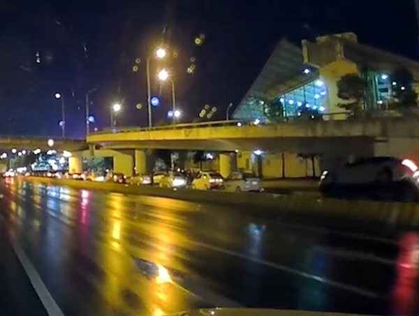 Clip: Kinh ngạc cảnh ô tô lao như tên bắn phi lên dải phân cách rồi tiếp đất an toàn