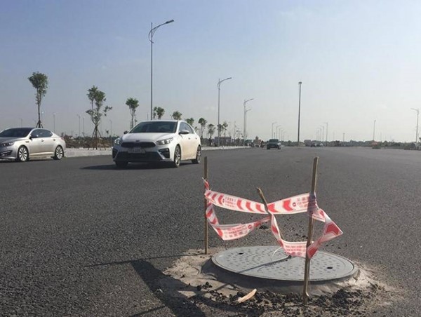 Hải Phòng: Cảnh báo hố ga bằng que tre trên đường dẫn lên cầu vượt 2.000 tỷ